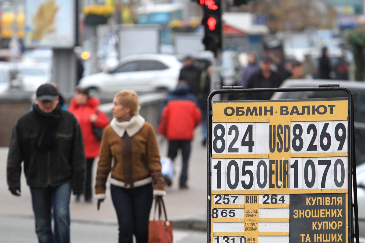 Напуганные возможный введением налога на продажу валюты украинцы бросились продавать доллары. НБУ доволен