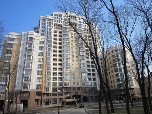 Депутаты скупают в столице по 6-7 квартир и записывают их на родственников