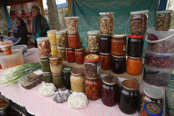 Украинки продают соленья домашнего приготовления