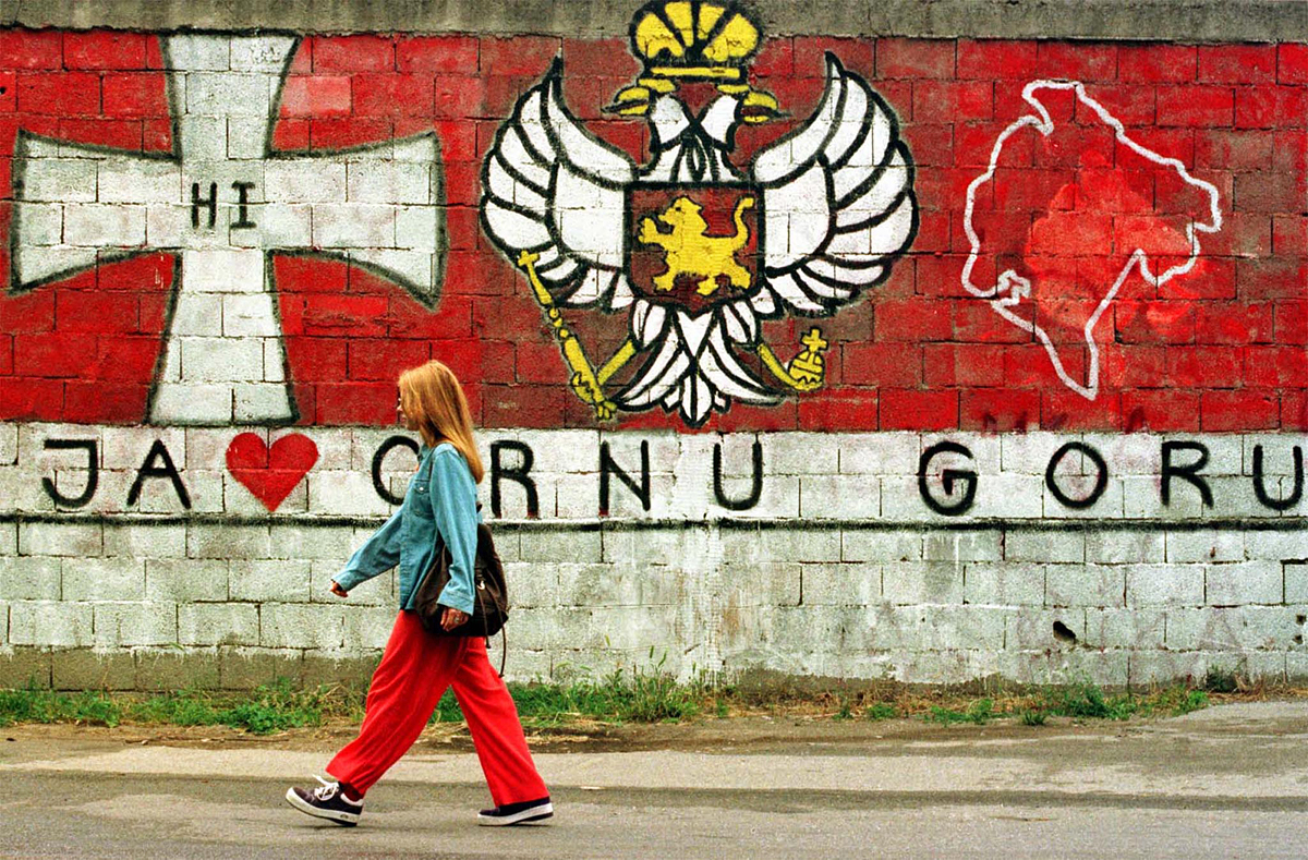 Жизнь в Черногории. Граффити с национальными символами.