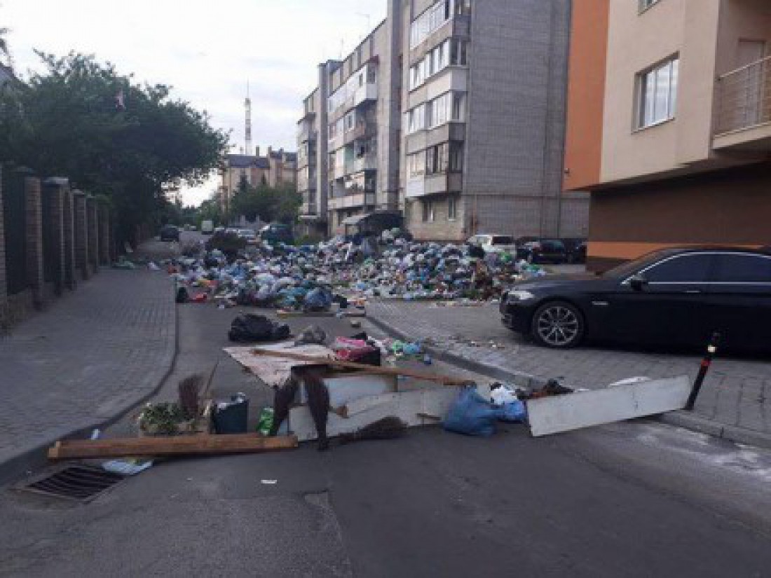 Ближе к 10 часам местные коммунальщики убрали