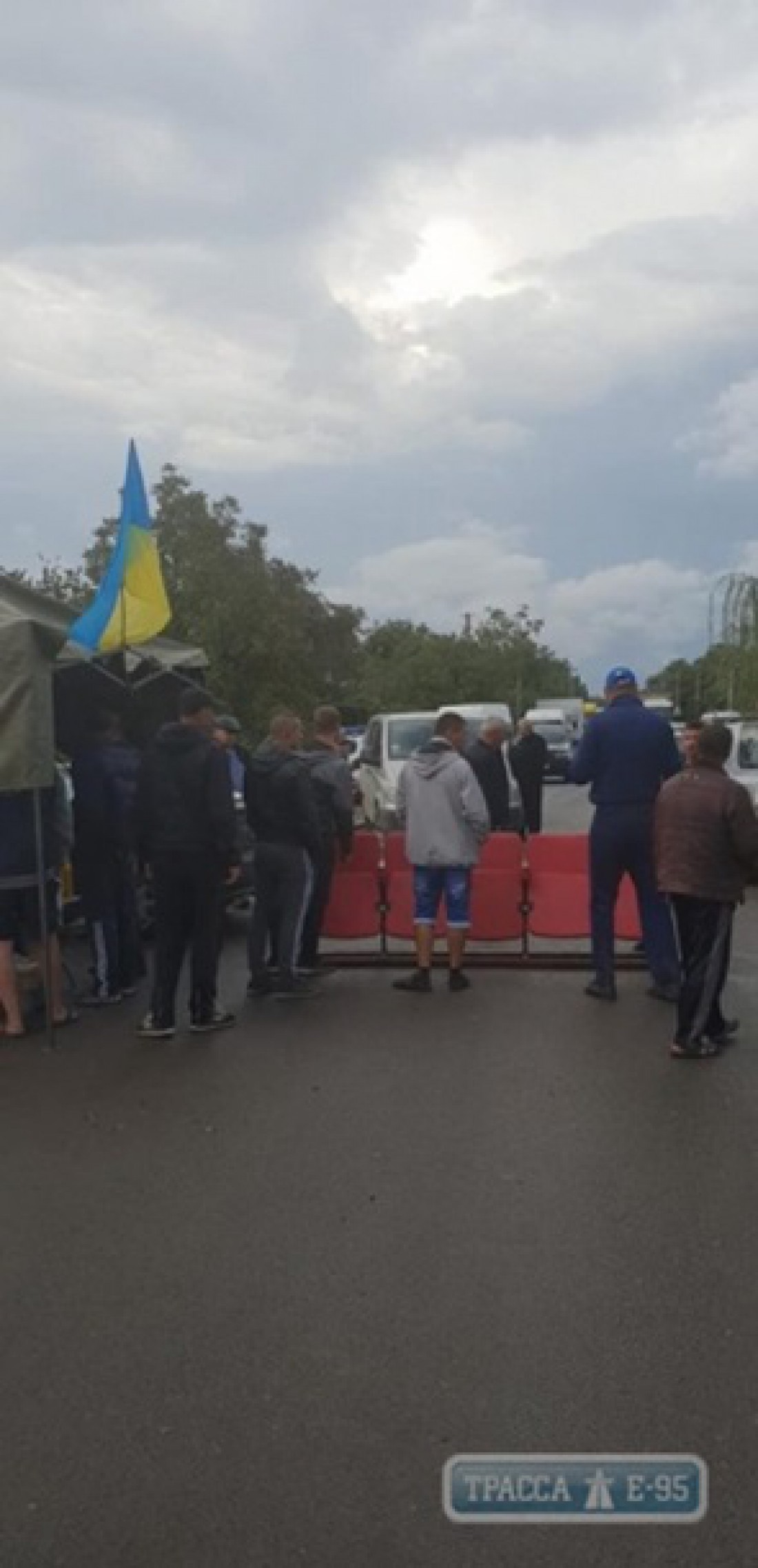 Люди требуют отремонтировать дорогу