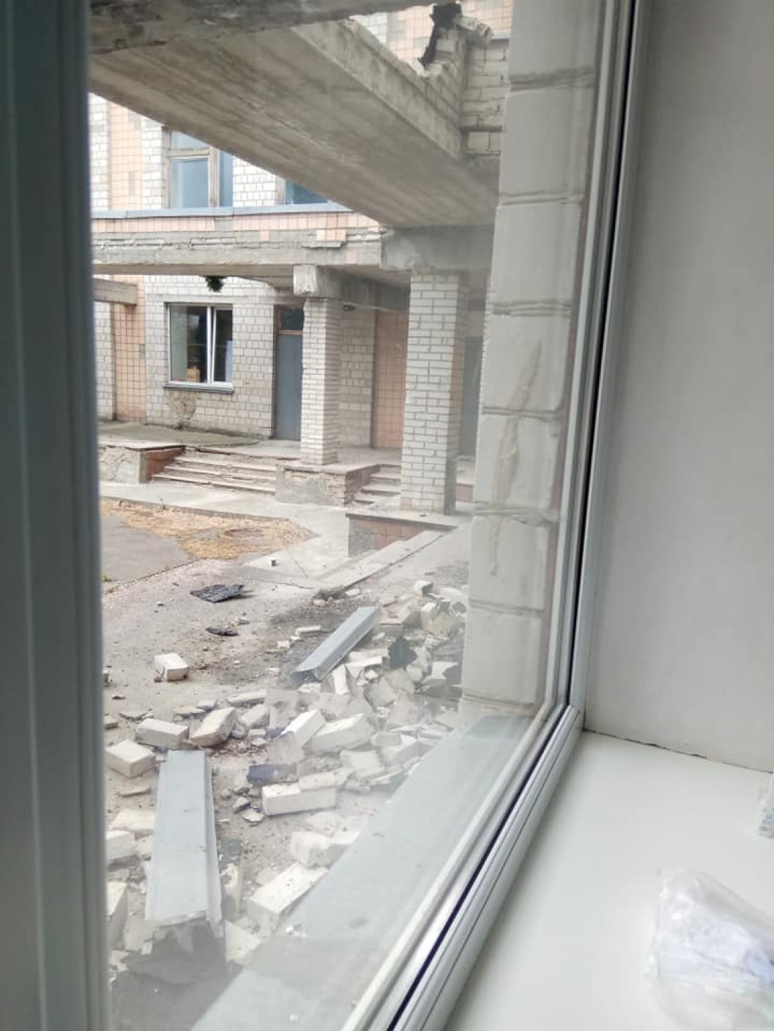 Еще за полчаса до обрушения там прошли мамы с детьми