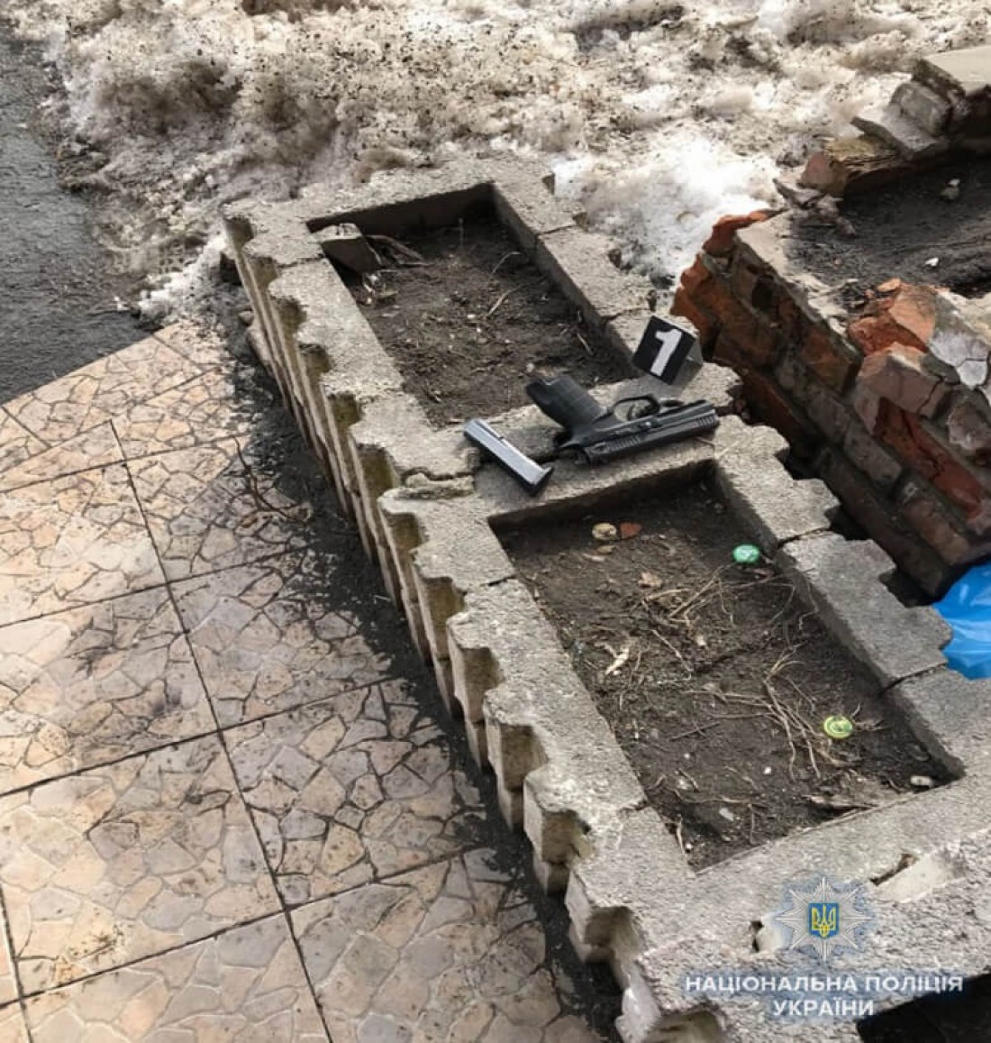 Стрелок выбросил свой пистолет на улице