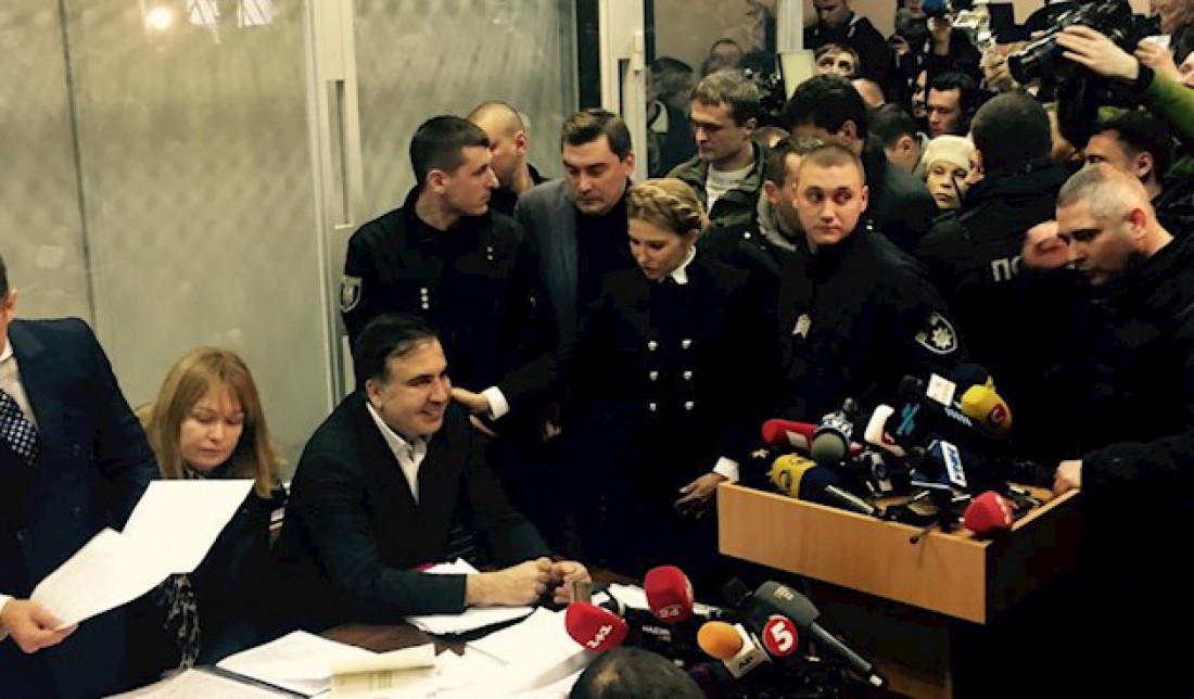 Саакашвили находится рядом со своими адвокатами