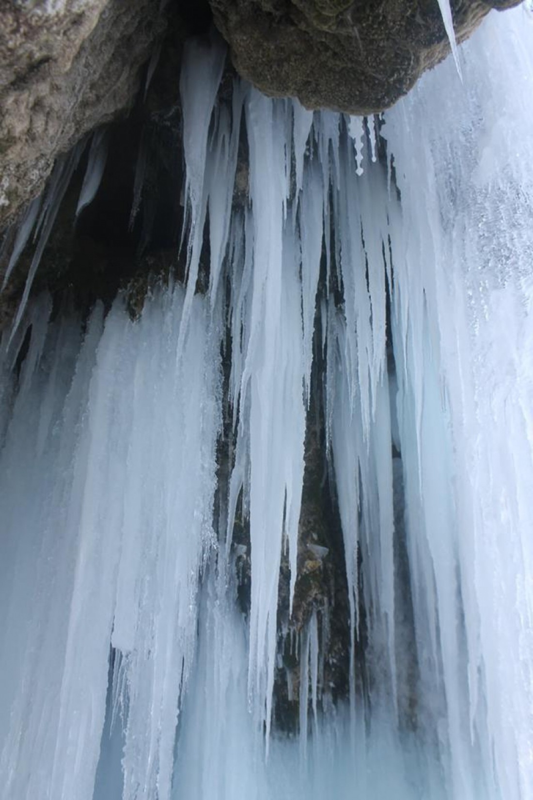 Струи воды замерзли целиком