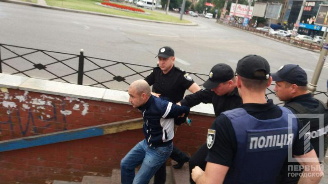 Полиция сразу задержала хулигана и отвезла в отделение