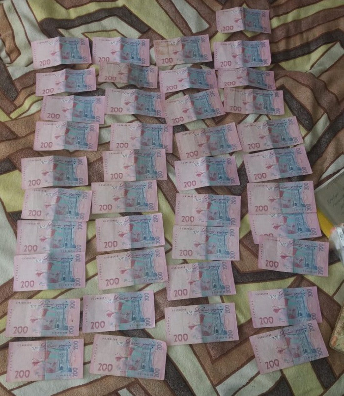 Прокурор получил взятку в размере 8 000 гривен