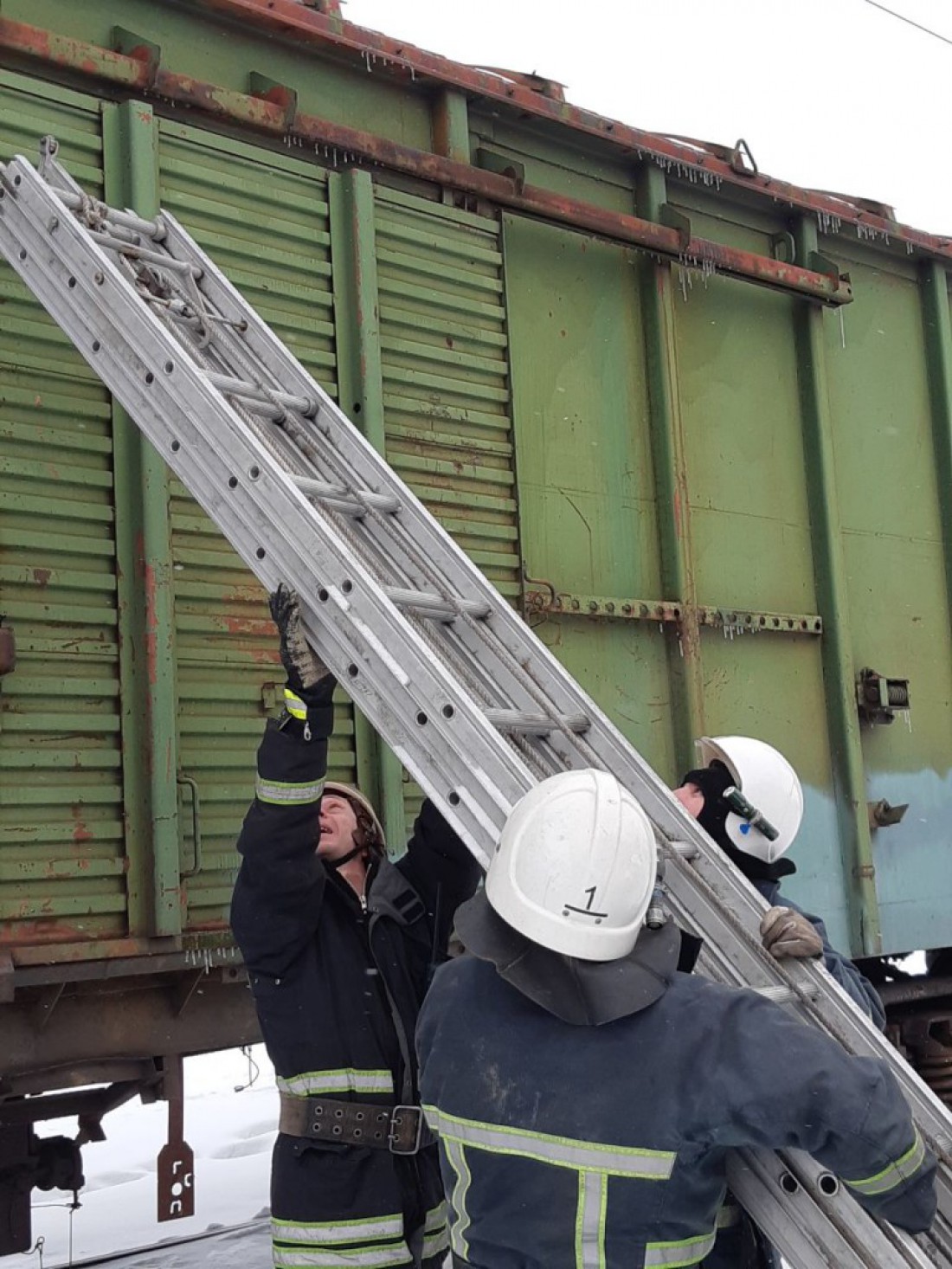 Бойцы ГСЧС сняли парня из вагона