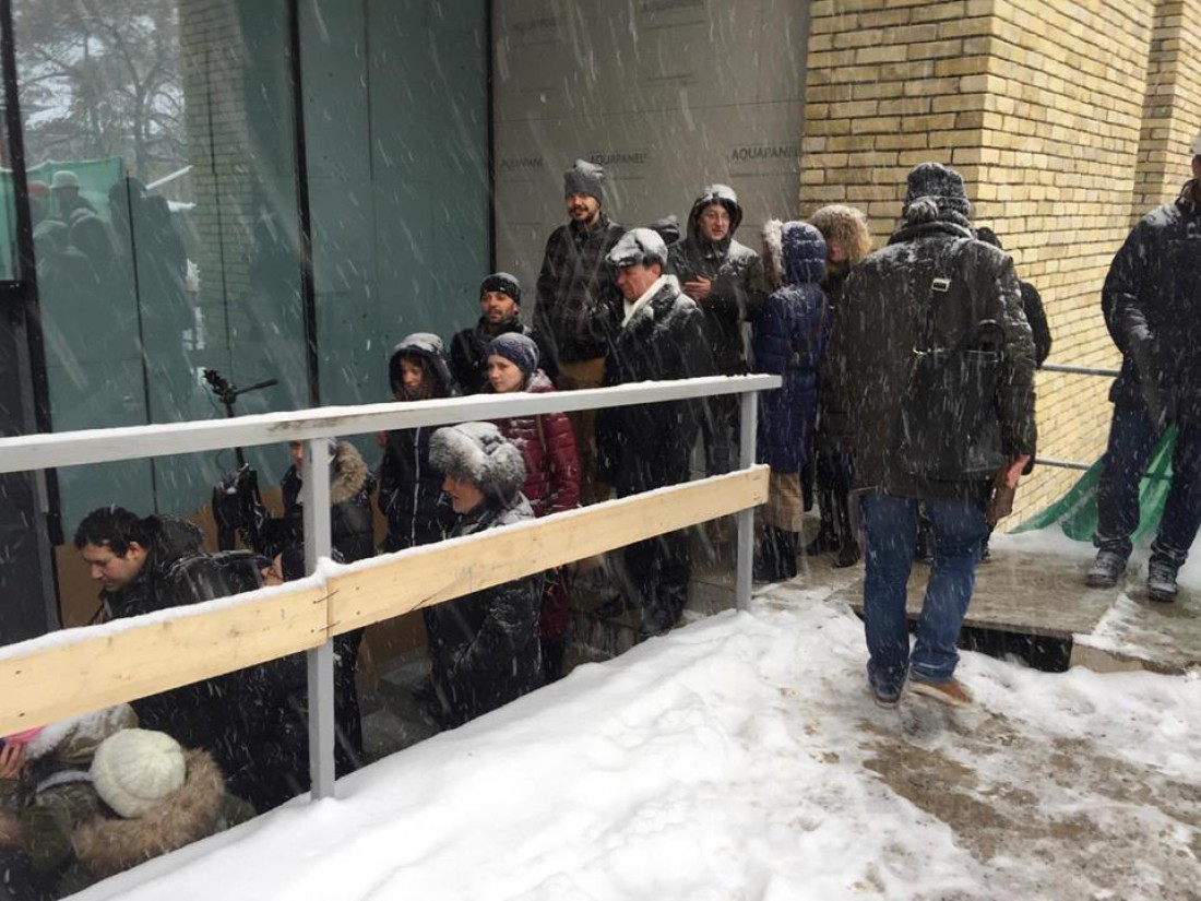 Киевляне протестуют против Черного куба на Подоле