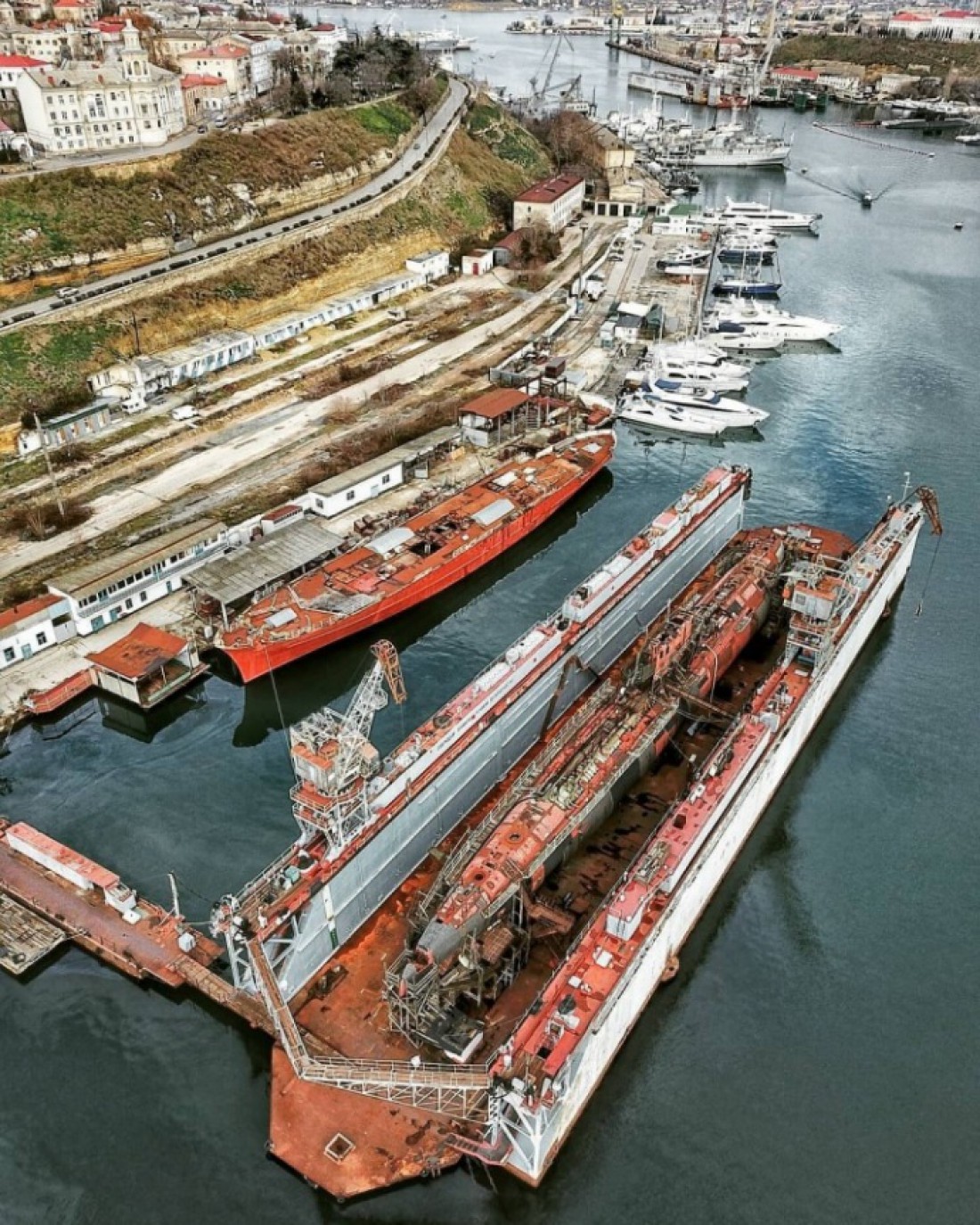 Лодка была спущена на воду в августе 1982 года