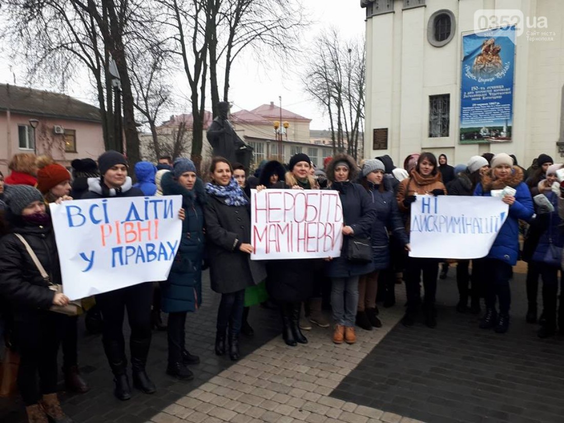 Многие женщины подготовили плакаты в протест возможному решению совета