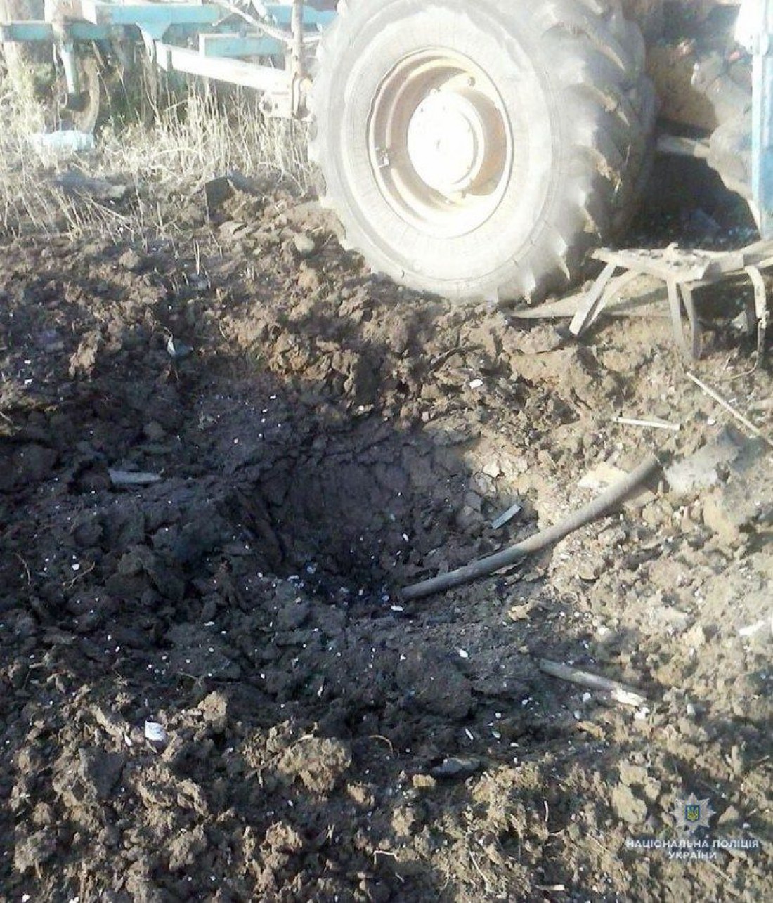 Мужчина работает механизатором у одного из местных фермеров