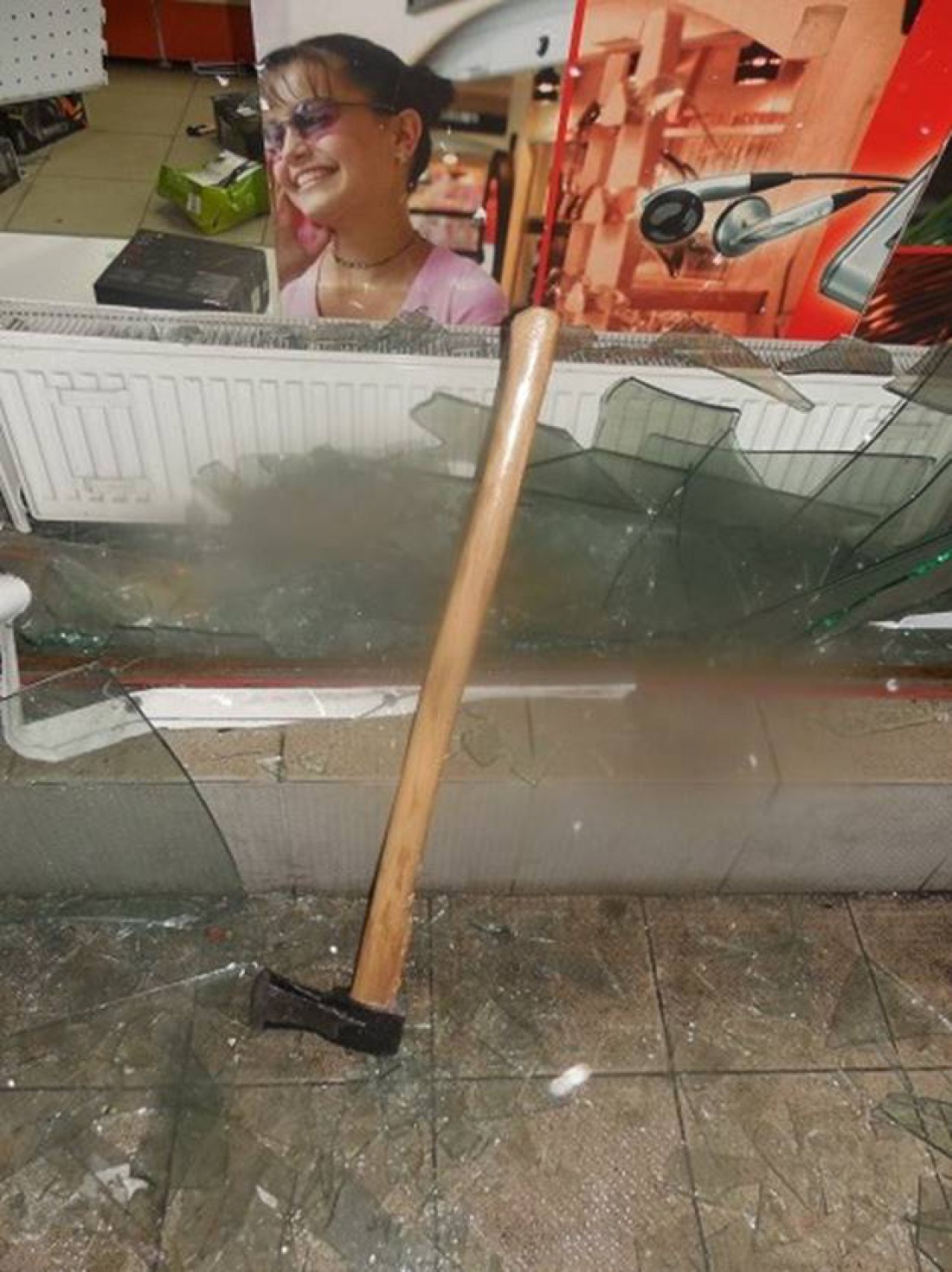 Из магазина техники в Киеве украли полсотни смартфонов