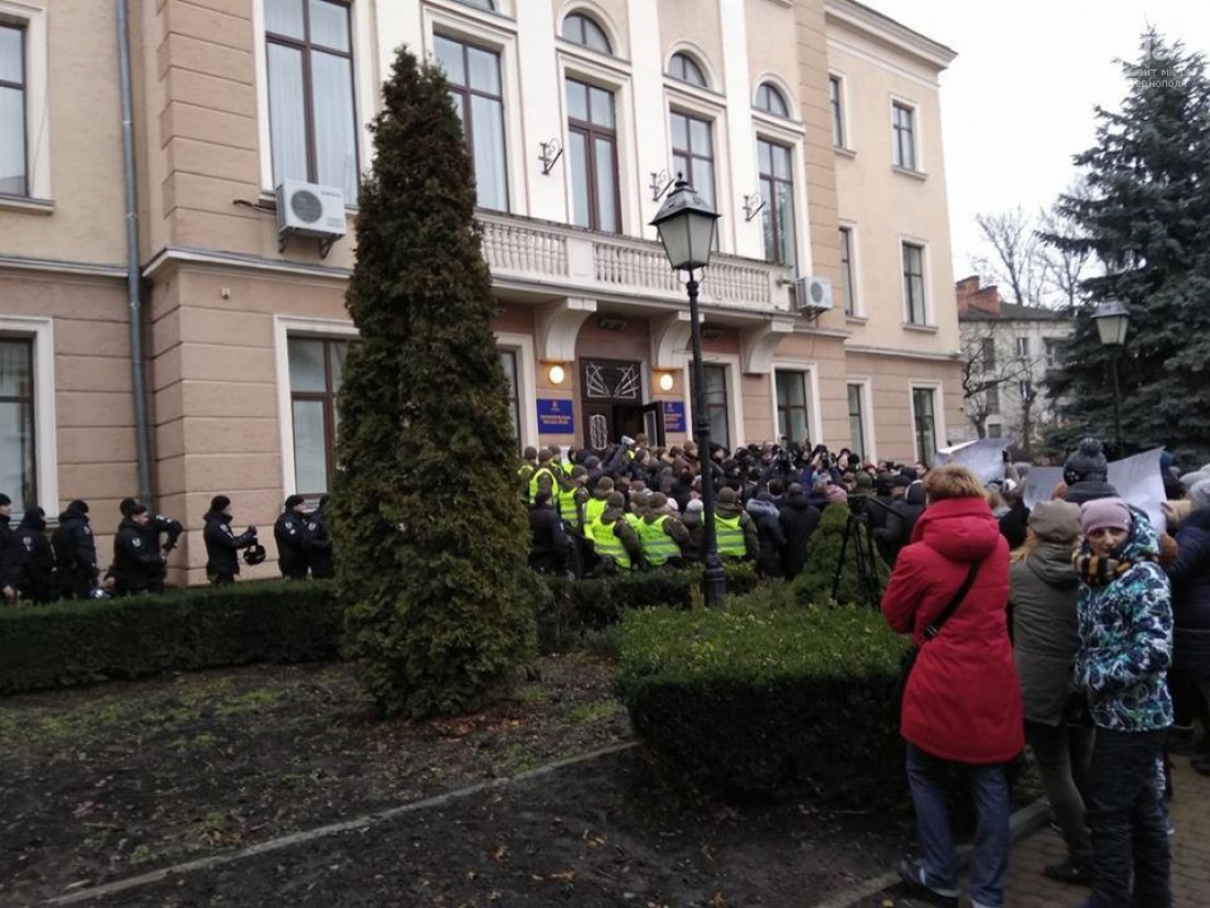Некоторые женщины пришли под горсовет с маленькими детьми