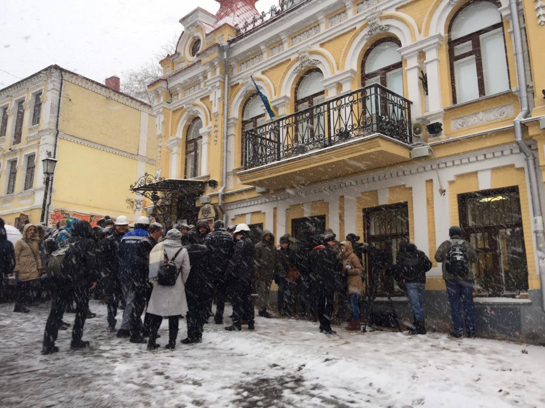Киевляне протестуют против Черного куба на Подоле