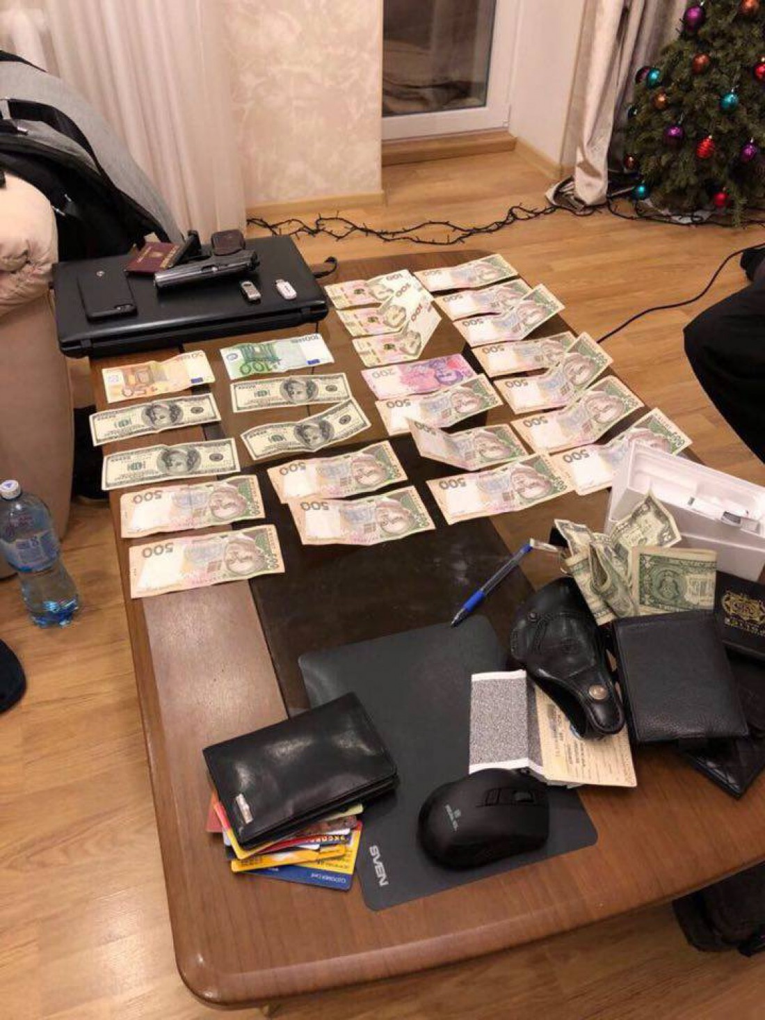 В служебных помещениях и на квартирах проведены обыски