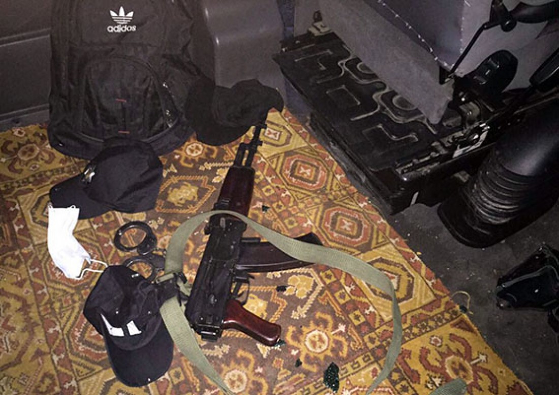 Во время задержания у преступников изъяли в том числе огнестрельное оружие