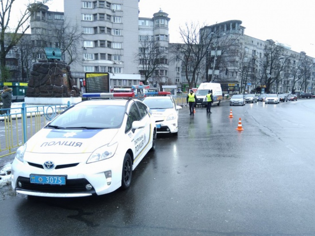 Полиция проверяет проезжающие автомобили на наличие оружия и автомобильных шин