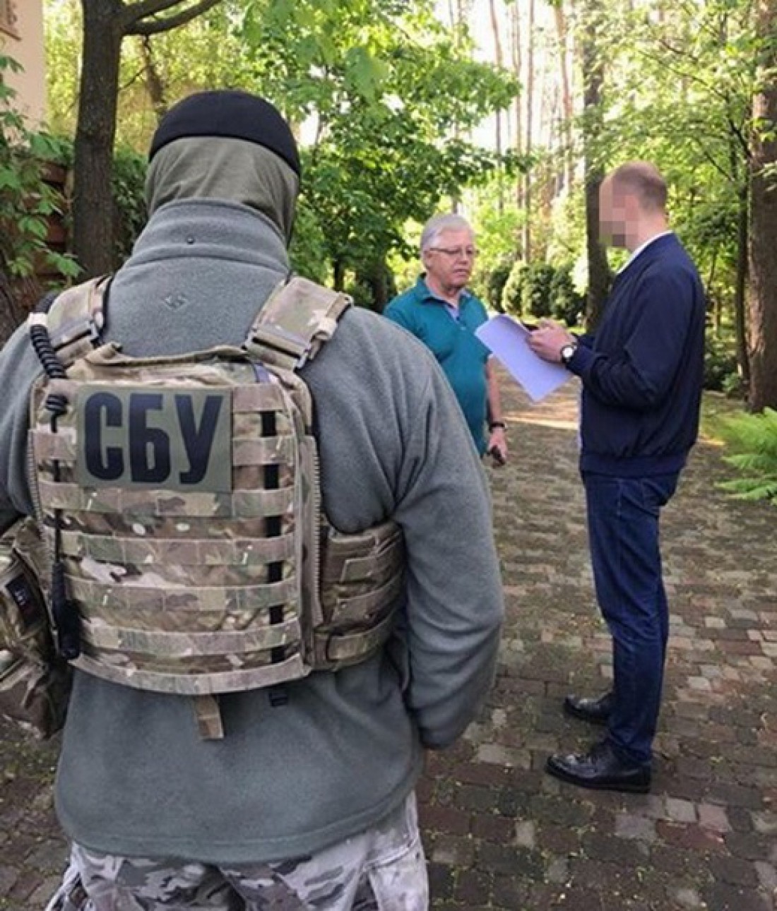 Петр Симоненко общается с сотрудниками спецслужбы