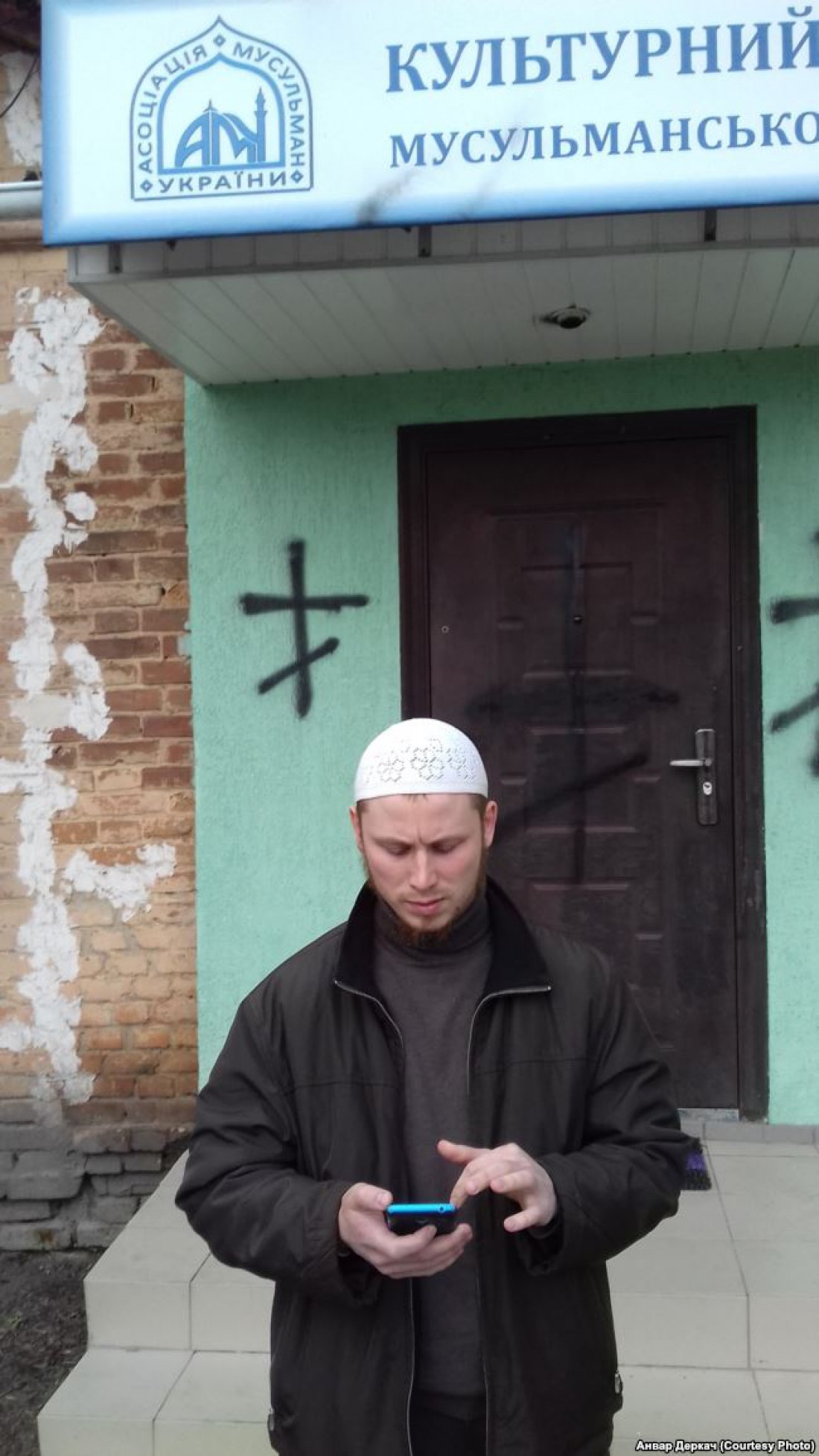 В 2016 году на помещении АМУ в Киеве нарисовали свастику