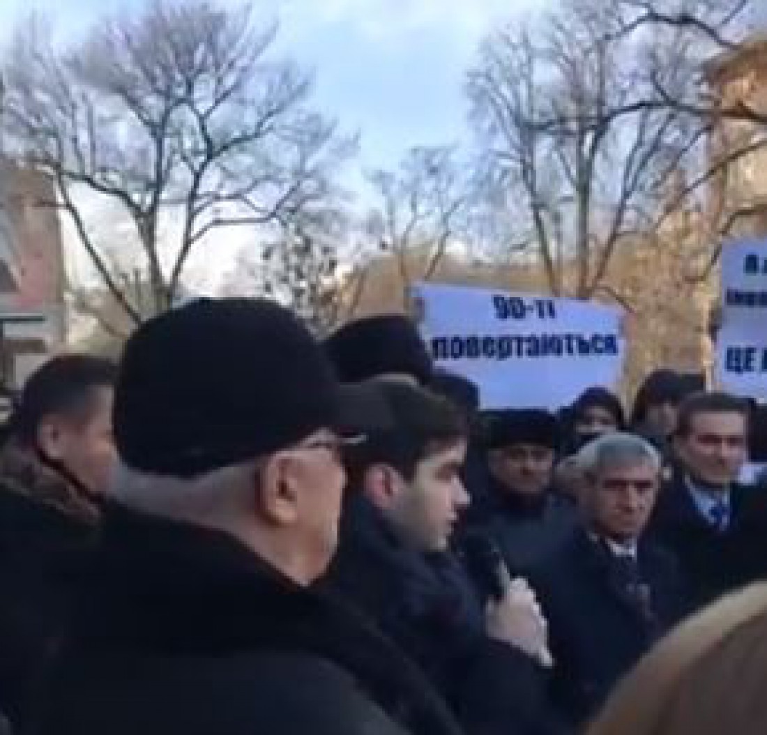 Азербайджанцы требуют защиты у здания МВД в Киеве