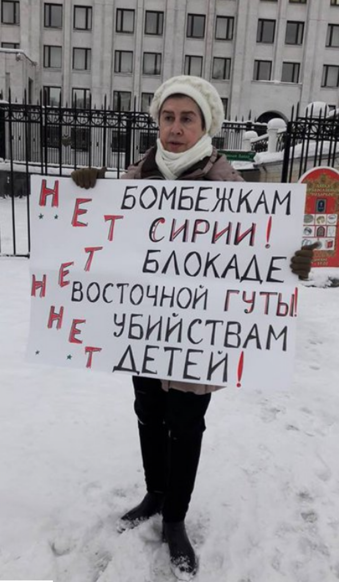 Участники акции стояли по несколько часов, сменяя друг друга
