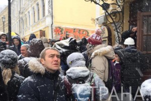 Киевляне протестуют против Черного куба на Подоле