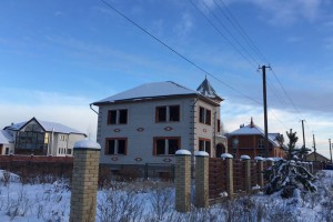Не достроенный дом, в котором были размещены сотрудники полицейской разведки