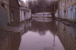 Улицы превратились в ручьи и болота