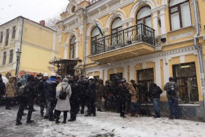 Киевляне протестуют против Черного куба на Подоле