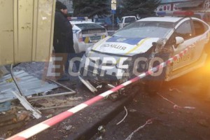 в Киеве полицейский автомобиль протаранил киоск