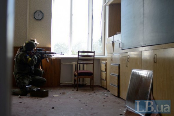 В Иловайске военные забаррикадировались в школе