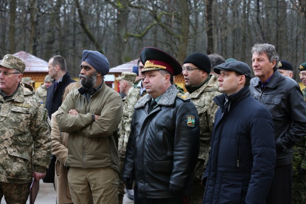 Министры обороны Украины и Канады встретились с военными