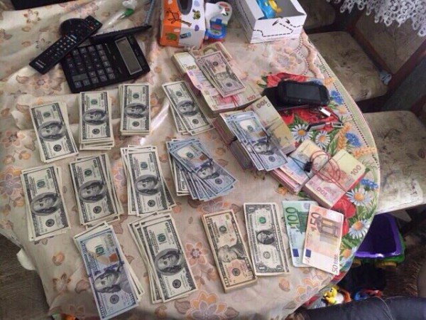 Изъяли 77 тысяч гривен и почти $13 тысяч