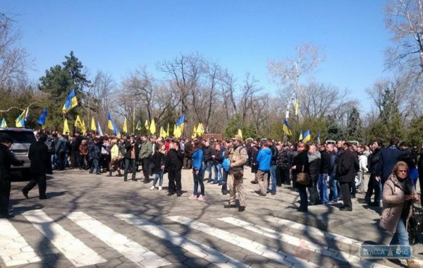 Сторонники Майдана и Антимайдана не поделили Аллею Славы в Одессе