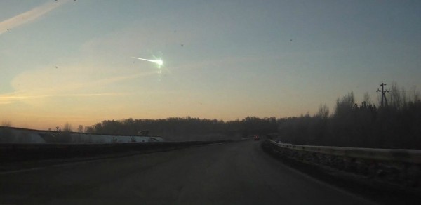 Челябинский метеорит входит в атмосферу Земли