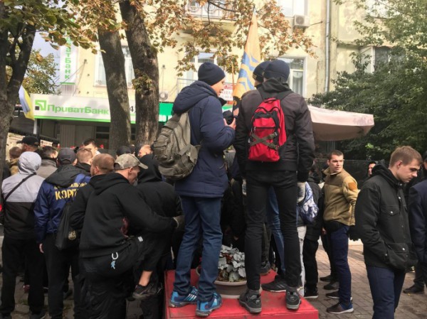 На мероприятии были неслучайно замечены люди в одежде Национального корпуса