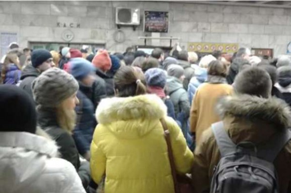 В метро перед турникетами образовалась толпа из неработающей систему оплаты
