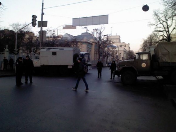 Возле зданий правительства находятся бойцы внутренних войск и сотрудники Беркута