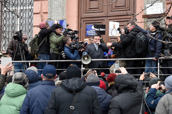 Ценов пытался успокоить протестующих