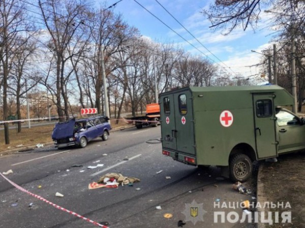 В результате аварии трое людей направлены в больницу