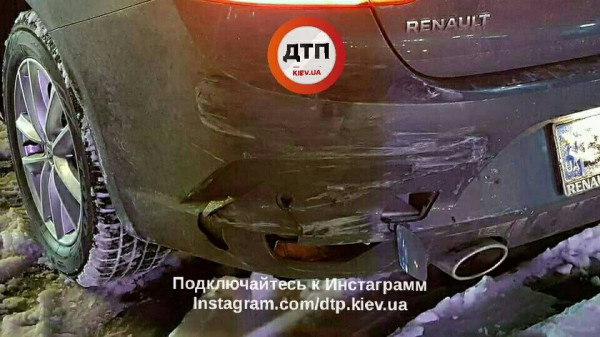 Машины немного помялись, однако пострадавших нет.