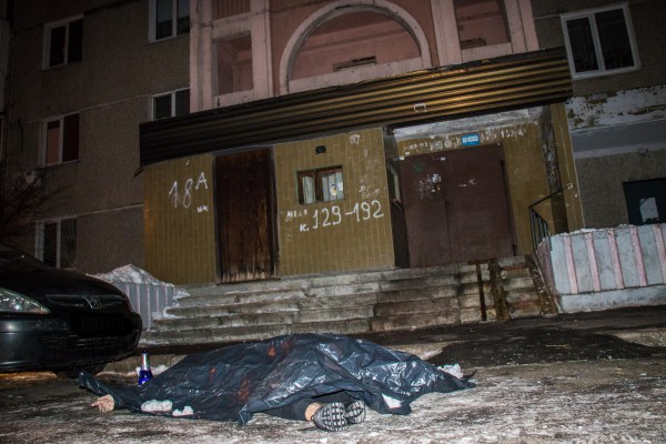 Тело обнаружили у входа в подъезд
