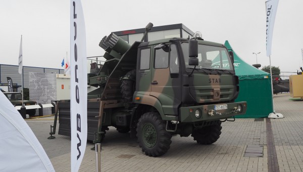 Система сочетает в себе воздушные ракеты калибра 80 мм с наземной пусковой установкой