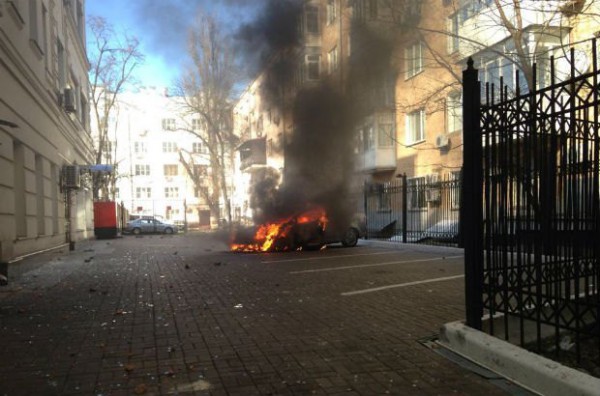 Возле офиса Партии регионов сожгли автомобиль