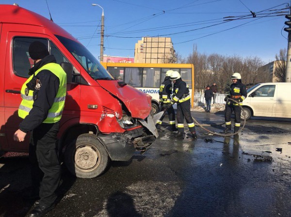 Столкнулись легковушка и два маршрутных автобуса