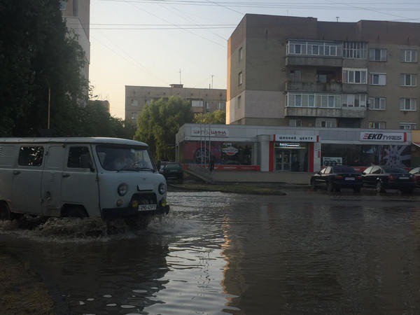 Аварийной машины Водоканала на месте происшествия еще нет