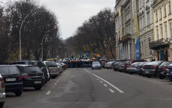 Во Львове шахтеры проводят пикет под стенами ОГА