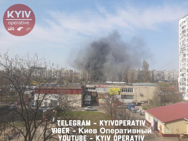 Жители района видят огромный столб дыма